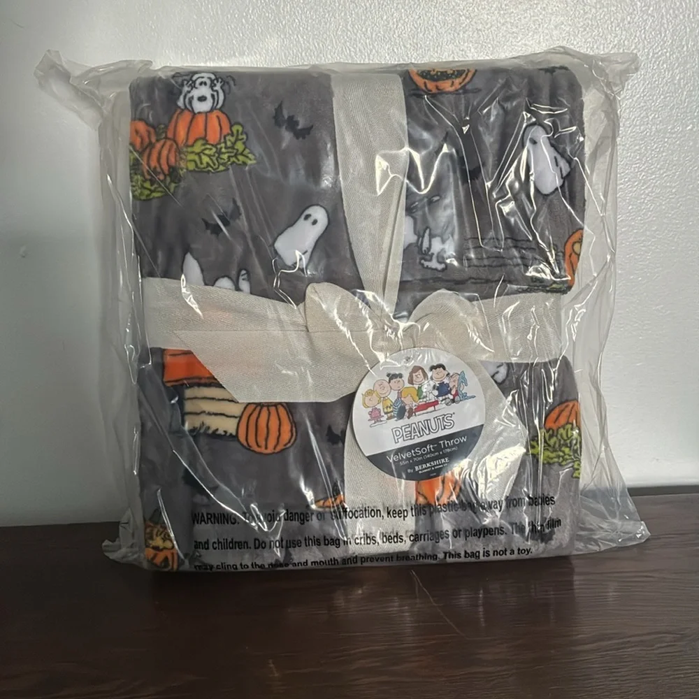 NWT-BERKSHIRE- Peanuts- Snoopy- Halloween- Gray VelvetSoft Blanket 55x70 👻🎃🦇